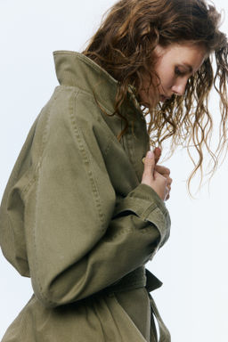 Chaqueta en sarga de algod?n con cintur?n - H&m фото 3