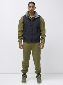 Жилет мужской утепленный спортивный черного цвета 15326Ch - Mtforce фото 2