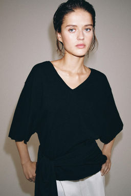 CAMISETA ESCOTE PICO / Negro - Zara фото 2