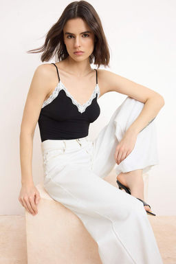 Siyah Renk Bloklu Vucuda Oturan V Yaka Dantel Detayl? C?tc?tl? Esnek Orme Body TWOSS26BD00012 - Trendyolmilla фото 2