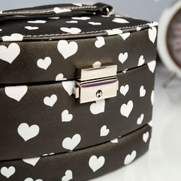 Шкатулка для украшений Сердечки на чёрном, кожзам, с замком и ключом, 11?16?13 см