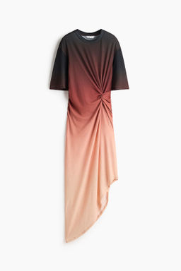 Vestido camiseta con nudo decorativo