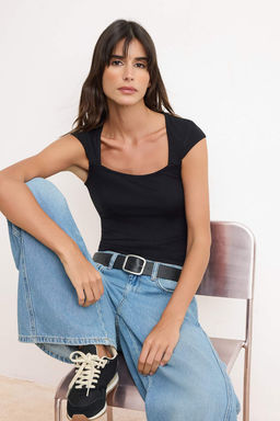 Siyah Fitted/Vucuda Oturan Havuz Yaka Ay Kol K?sa Kollu Yumusak Orme Bluz TWOSS26BZ00516 - Trendyolmilla фото 2