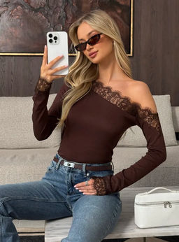 K13375 Лонгслив с кружевом КОРИЧНЕВЫЙ