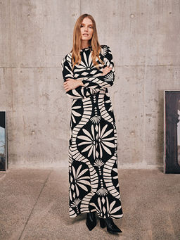 Dik Yaka Desenli Elbise