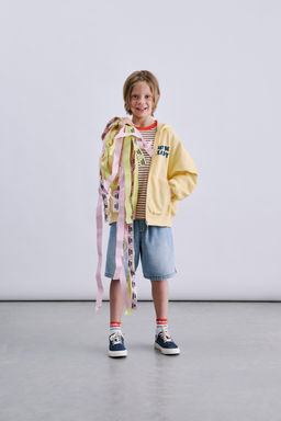 SUDADERA CAPUCHA ESTAMPADO / Amarillo