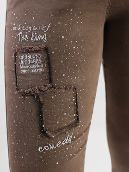 Джинсы коричневые на резинке со стразами - Almond фото 2