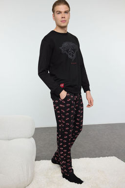 TRENDYOL MAN Siyah Regular Fit Bask?l? Etiketli Orme Pijama Tak?m? TMNAW25PT00012