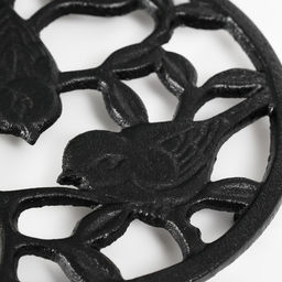 Фигурка чугун, подставка под горячее «Птички в листьях», 15.6×15.6×1.5 см