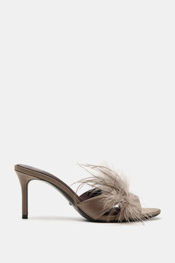 SANDALIA TAC?N DETALLE PLUMAS / Gris Topo