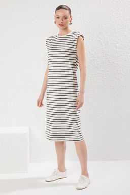 TRENDYOLMILLA Gri Cizgili Shift/Duz Kesim Vatkal? Midi Orme Elbise TWOSS25EL00682