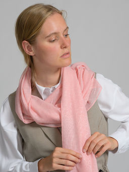 Большой, красивый палантин из ткани с тиснением в виде рисунка кожи рептилии