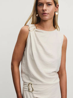 Блузка-топ с декоративной брошью из вискозы / Zarina