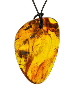 Кулон из натурального балтийского янтаря с резьбой Ангел-Хранитель