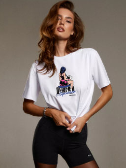 Свободная футболка с ярким принтом