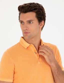Оранжевая приталенная футболка с воротником-поло