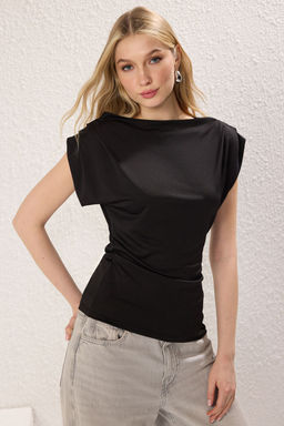 Trendyolmilla Siyah Drapeli Vatkal? Fitted/Vucuda Oturan C?tc?tl? Esnek Orme Bluz TWOSS25BZ00174