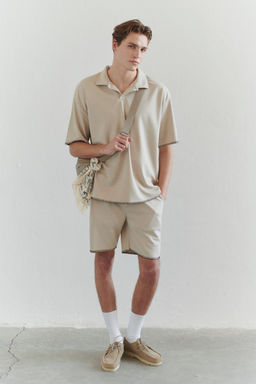 TRENDYOL MAN Limited Edition Tas Oversize/Genis Kesim Kontrast Dikis Detayl? Polo Yaka T-shirt TMNSS25PO00009