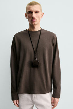 PORTA AURICULARES PIEL CON COLGANTE / Marr?n