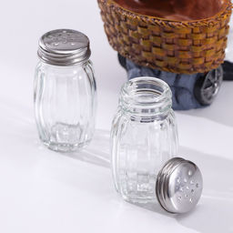 Набор для специй на подставке «Повар», 3 предмета: солонка 50 мл, перечница 50 мл, подставка с ёмкостью для зубочисток, фигурка МИКС