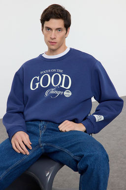 TRENDYOL MAN Lacivert Oversize/Genis Kesim Ici Polar/S?cak Tutan Bask?l? Sweatshirt TMNAW25SW00064