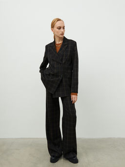 Темно-коричневые брюки в клетку