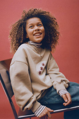 EMBROIDERED PATCH SWEATSHIRT - Zara фото 6