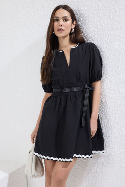 TRENDYOLMILLA Siyah Kemerli ve Fermuarl? Duz Mini Dokuma Elbise TWOSS25EL00429