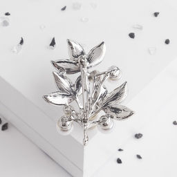 Брошь «Жемчужная капель», цвет белый в серебре