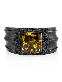 Красивый широкий браслет из кожи с натуральным переливающимся янтарём Нефертити