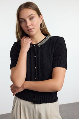 Trendyolmilla Siyah Crop %100 Pamuk Bisiklet Yaka Boncuk Detayl? Sac Orgulu Triko H?rka TWOAW25HI00342