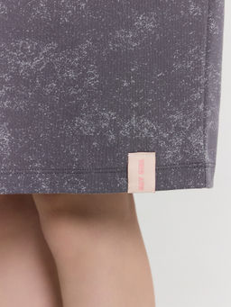 Сорочка ночная для девочек серая с принтом и надписью thoughts in glamour - Mark formelle фото 5