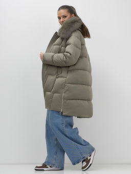 Пальто зимнее утепленное с мехом и капюшоном тренд коричневого цвета 7630K - Visdeer фото 11