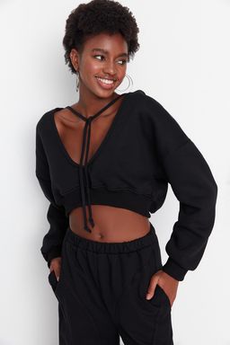 Siyah Kal?n Ici Polarl? Kapusonlu V Yaka Rahat Kesim Crop Orme Sweatshirt TWOAW23SW00096
