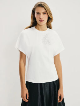 Футболка с брошью из перьев / Zarina