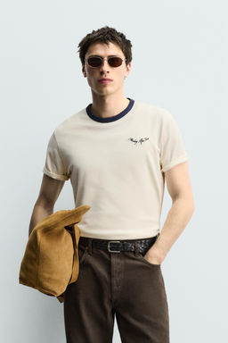 CAMISETA REGULAR FIT BORDADO CONTRASTE / Crudo