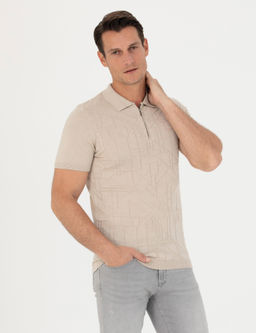 Бежевая приталенная трикотажная футболка с воротником-поло