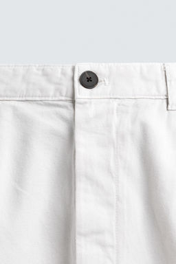 BERMUDA RELAXED FIT PLIEGUES / Crudo