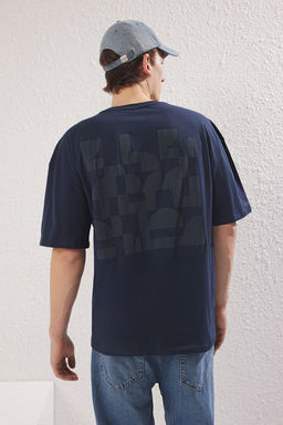 TRENDYOL MAN Beyaz Oversize/Genis Kesim Kabar?k S?rt Bask?l? %100 Pamuk T-Shirt TMNSS25TS00082 - Trendyolmilla фото 4
