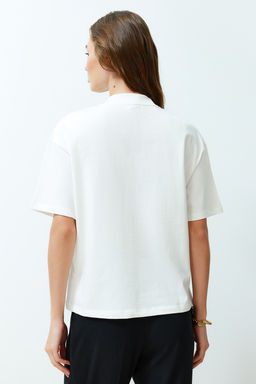 Beyaz %100 Kal?n Pamuklu Dik Yaka Truvakar Kol Orme T-Shirt TWOSS24TS00074
