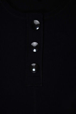 Limited Edition Siyah Vucuda Oturan K?sa Kollu Dugmeli Fitilli Esnek Orme Bluz TWOSS26BZ00473 - Trendyolmilla фото 7