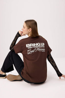 Kahverengi Slogan Oversize/Genis Kal?p Dantel Detayl? Uzun %100 Pamuk Orme T-Shirt TWOSS26TS00239