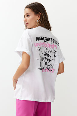 TRENDYOLMILLA Beyaz %100 Pamuk Ay?c?k Bask?l? Oversize/Genis Kal?p K?sa Kollu Orme T-Shirt TWOSS24TS00173