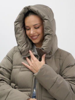 Пальто зимнее утепленное с капюшоном женское светло-коричневого цвета 7779SK - Visdeer фото 12