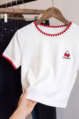 Ekru Bask_l_ Regular Bisiklet Yaka Diki_ Detayl_ K_sa %100 Pamuk _rme T-Shirt TWOSS26TS00356