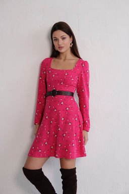 Платье с вырезом каре малиновое в цветок