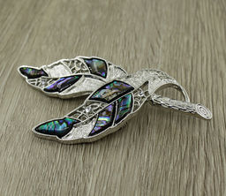 Брошь "Ветвь" перламутр гелиотис