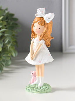 Фигурка полистоун «Малышка в платье в горох, с бантом в волосах, с мишкой», 6.5×4.5×16.8 см