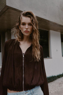 CHAQUETA ORGANZA PLISADA / Marr?n