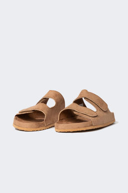 Мужские тапочки из искусственной кожи с двойной окантовкой на плоской подошве